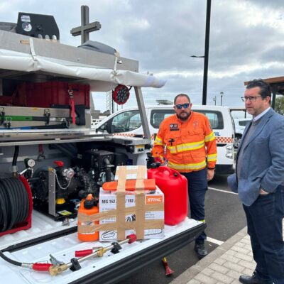 Juan Jesus Observa el coche de proteccion oficial
