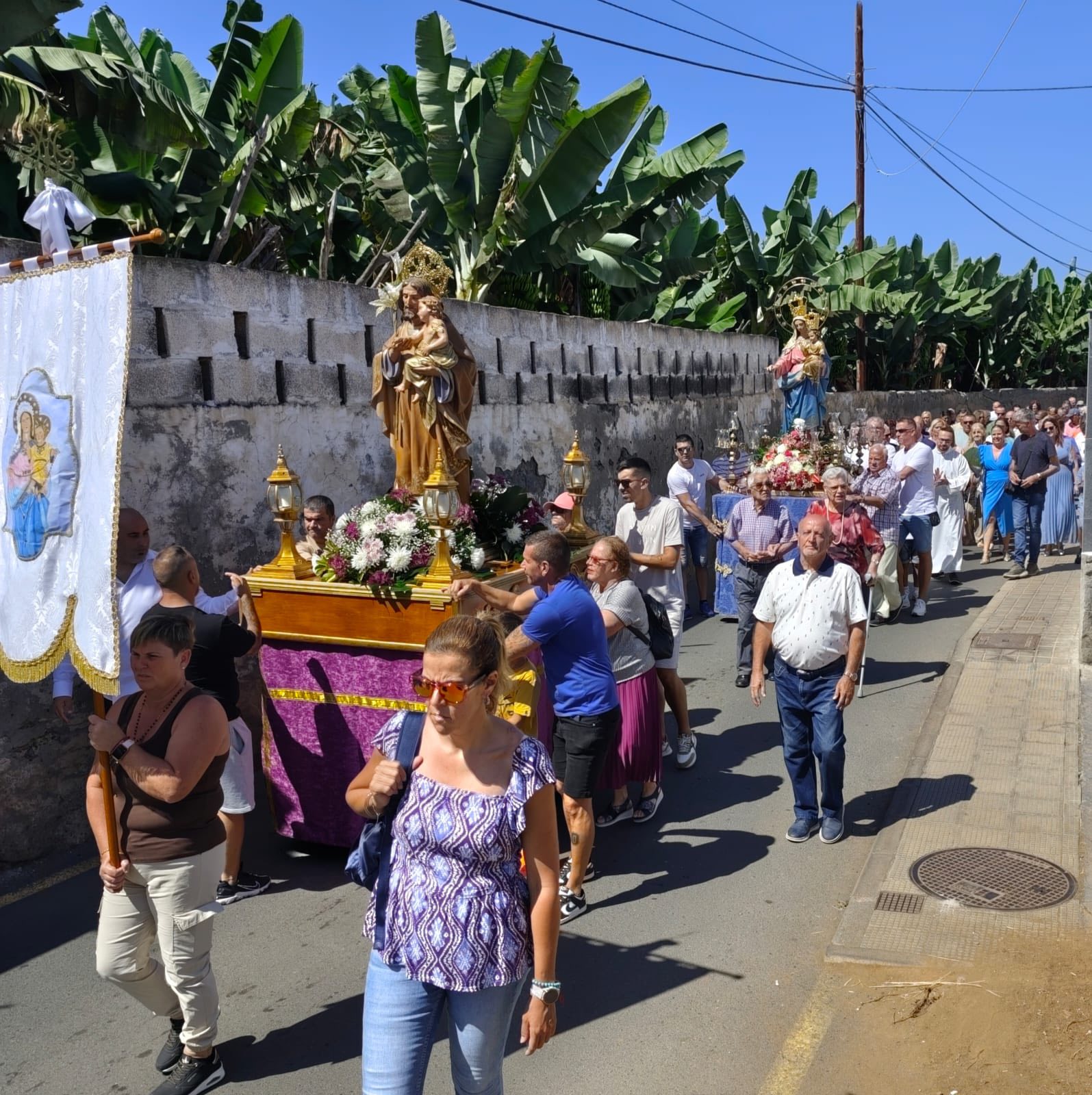 En esta imagen se ve a la Virgen del Rosario en la bajada de las fiestas de Tres Barrios.