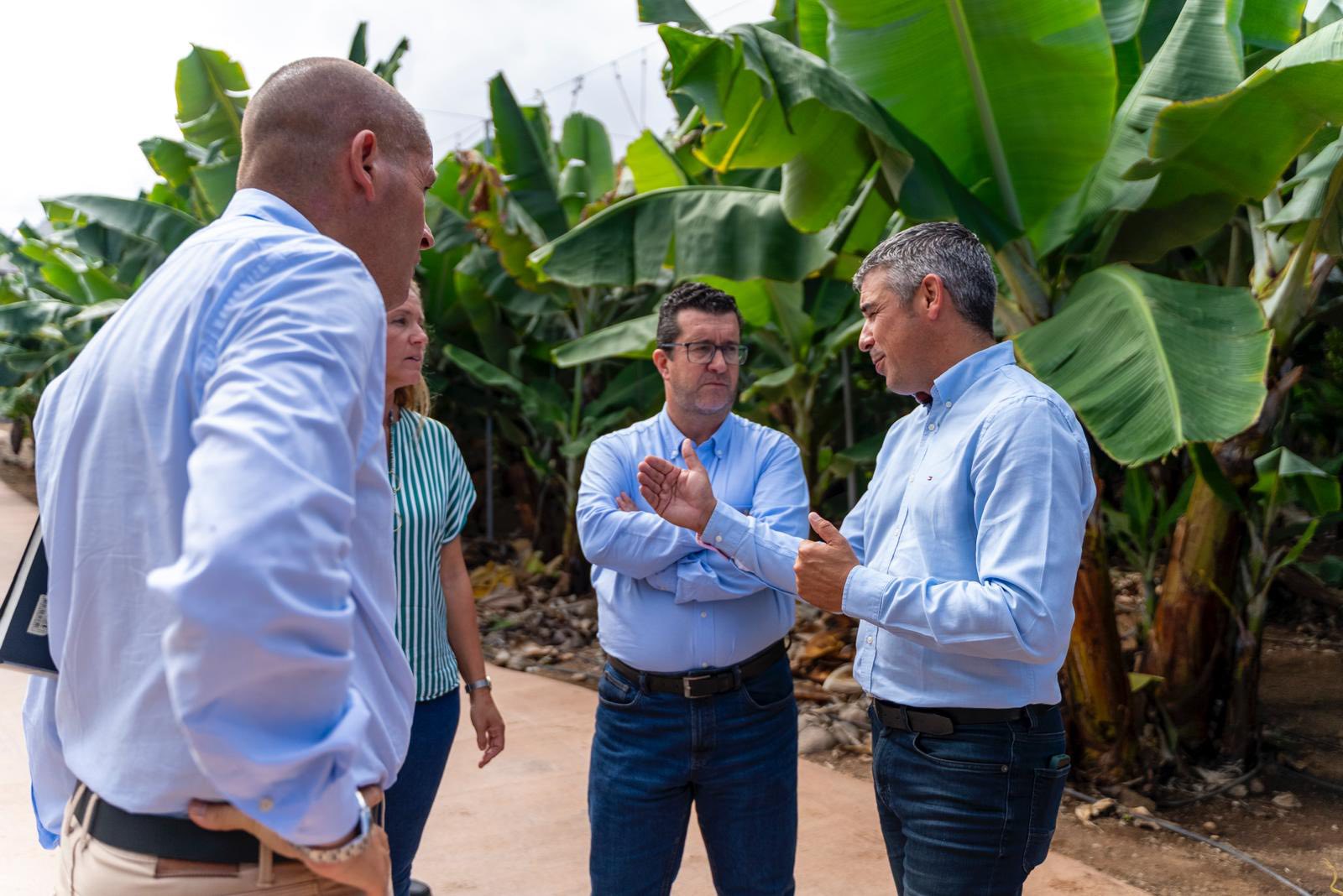 El alcalde y los consejeros hablan con el dueño de La Rekompensa