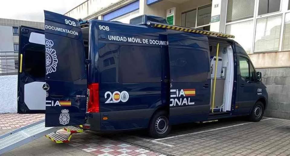 Furgón de la policia nacional preparado para poder renovar los DNI