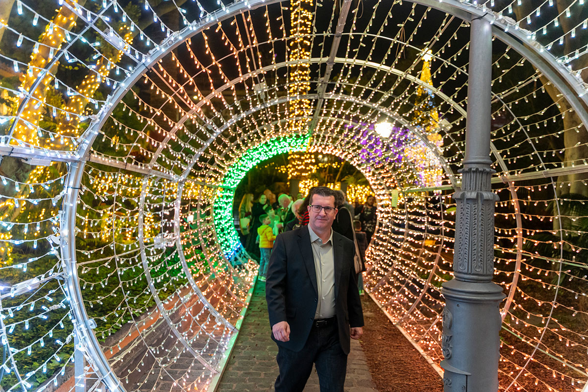 Juan Jesus Facundo Alcalde de Arucas pasando por un arco de luces de navidad